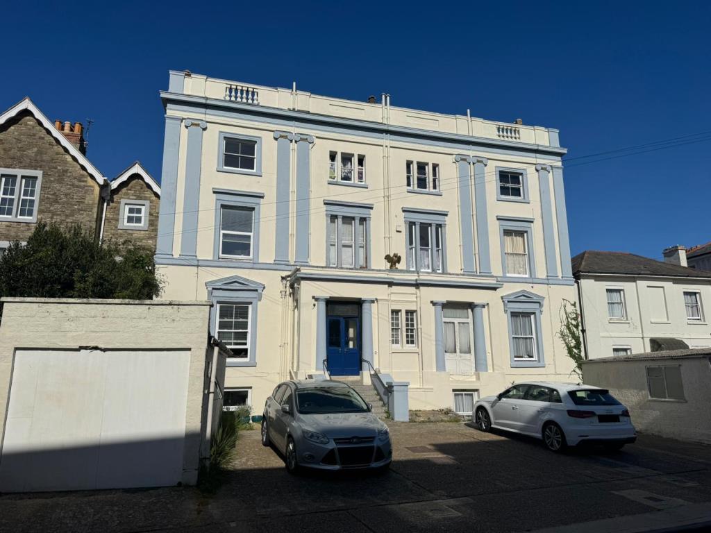 Lot: 103 - FLAT WITH PARKING FOR OCCUPATION, INVESTMENT OR HOLIDAY USE - A View of the block from The Strand